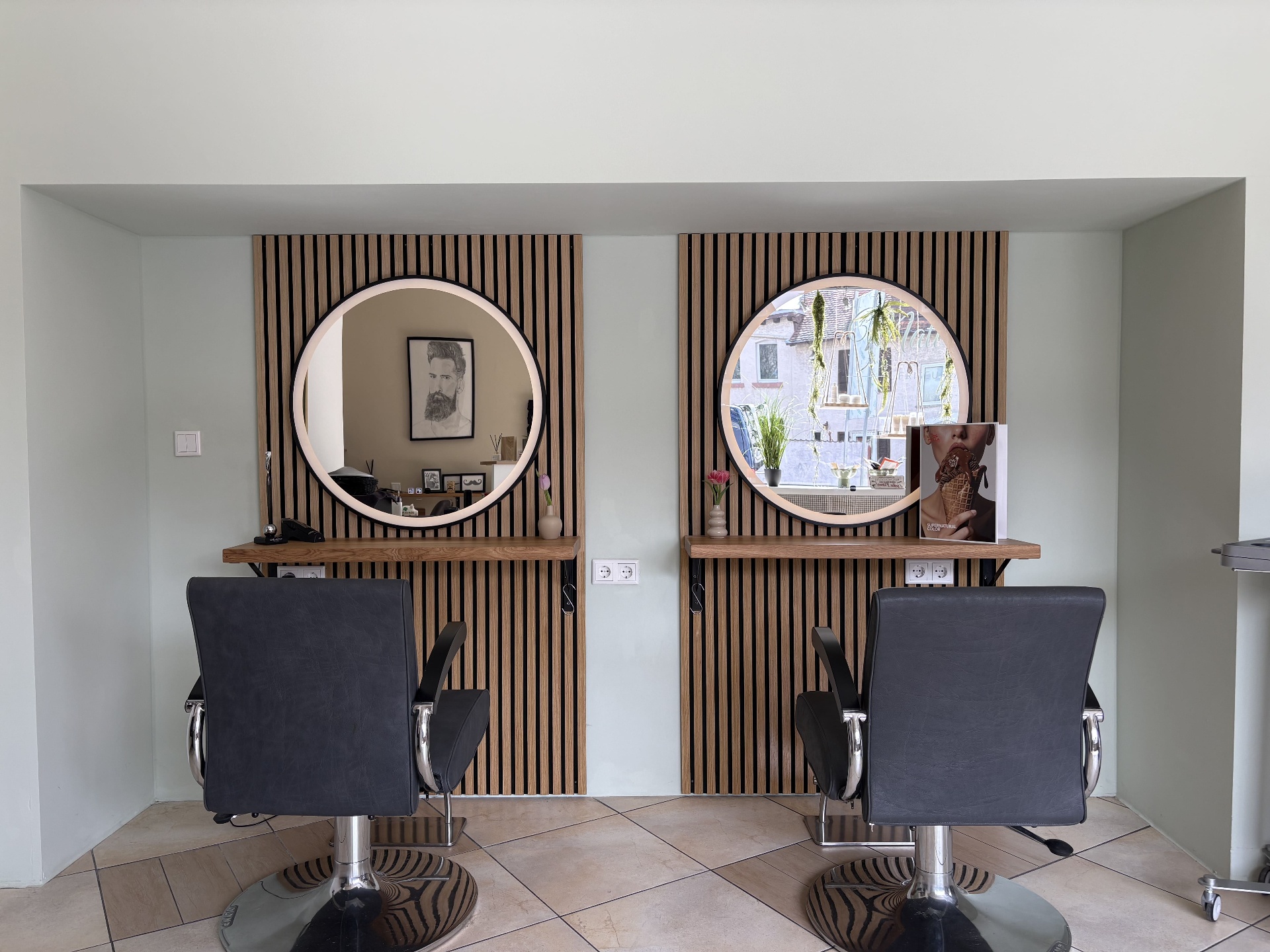 Stylingplätze mit Spiegeln und Holz-Akzentwand im Mati Style Salon