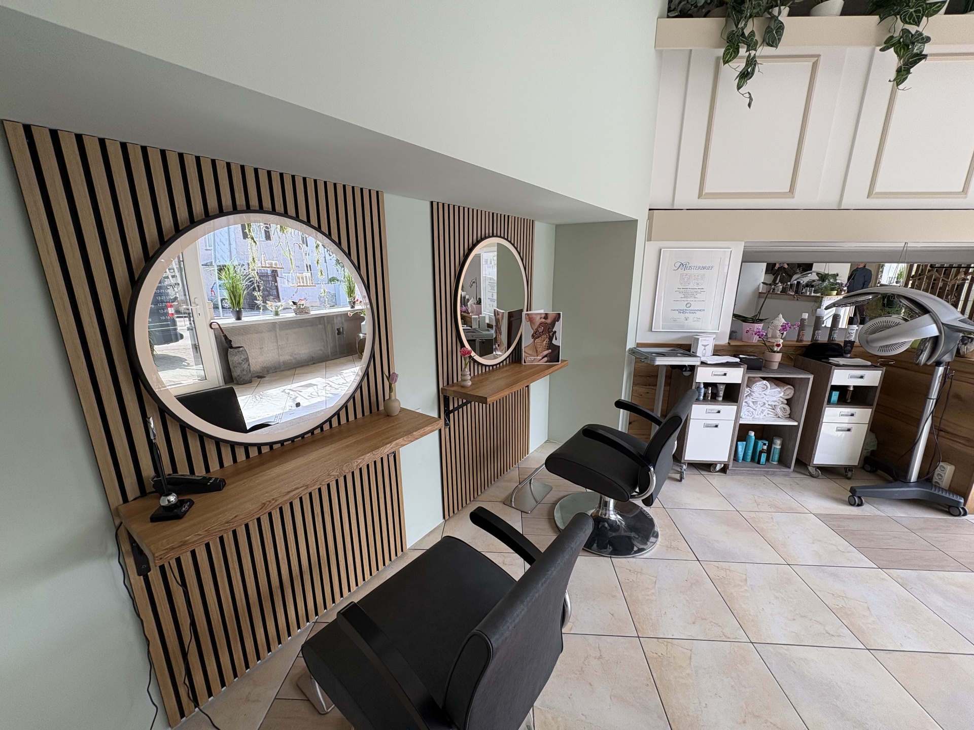 Eleganter Friseurbereich mit runden LED-Spiegeln