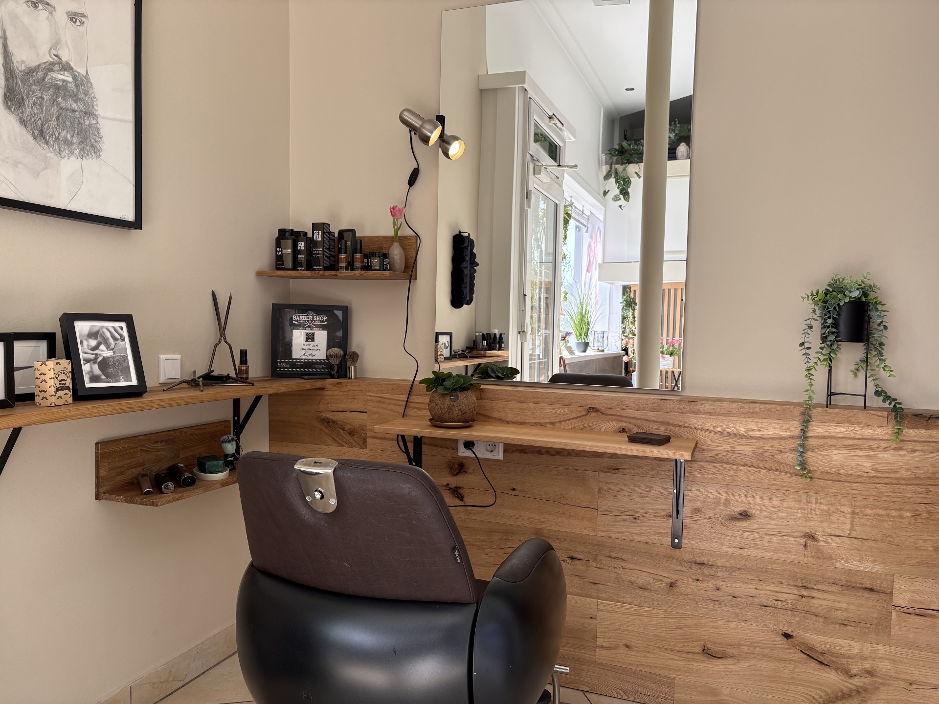 Barber-Bereich mit Holzwand und Pflegeprodukten