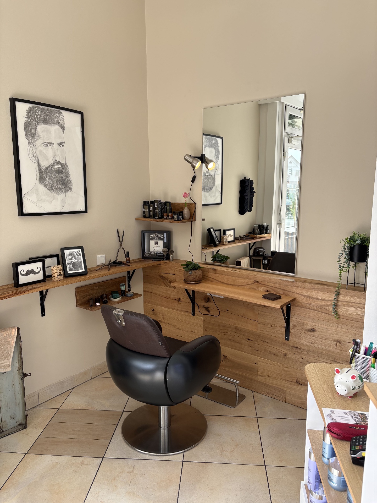 Herrenstyling-Platz mit Porträtkunst