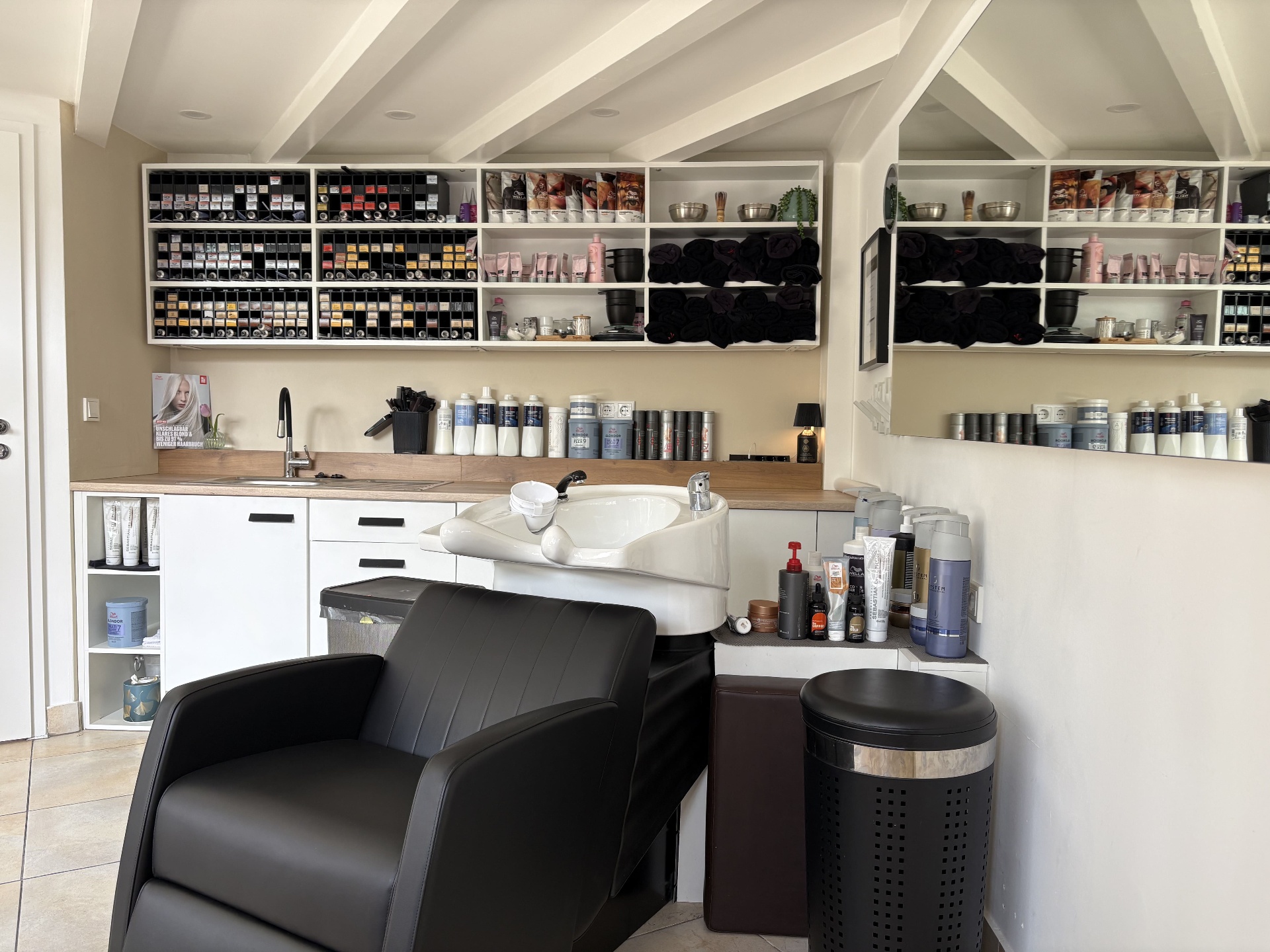 Waschbereich mit Wella Coloration und Pflegeprodukten